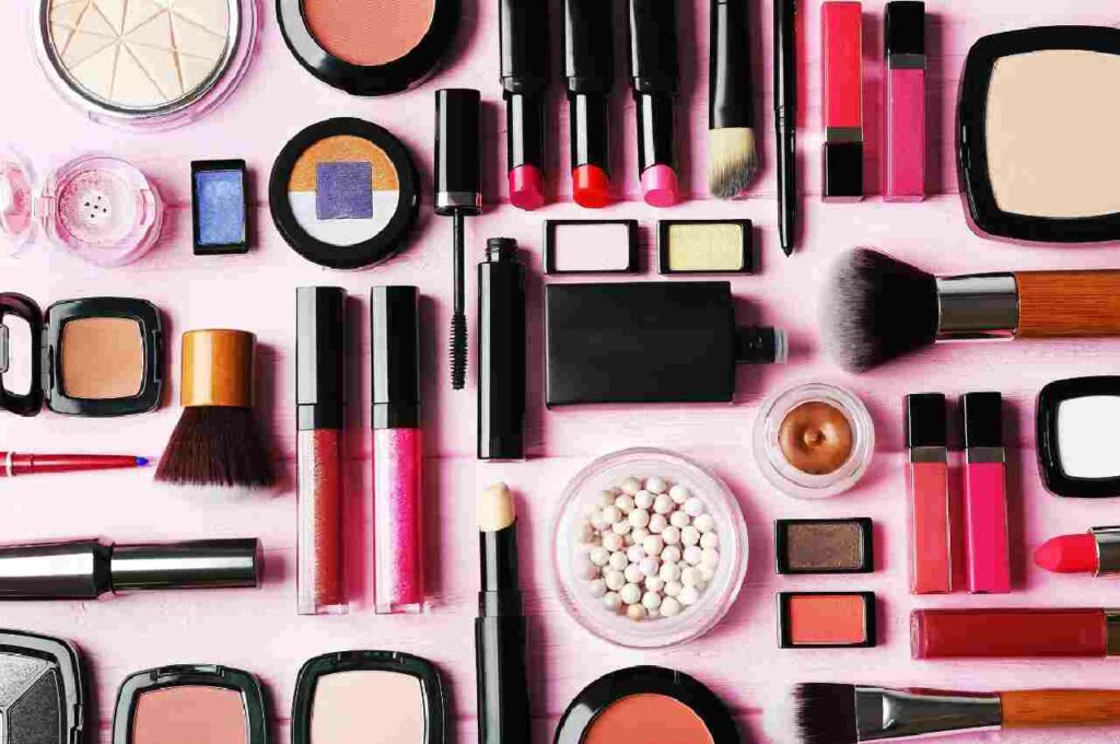 5 itens de maquiagem que não podem faltar em sua bolsa