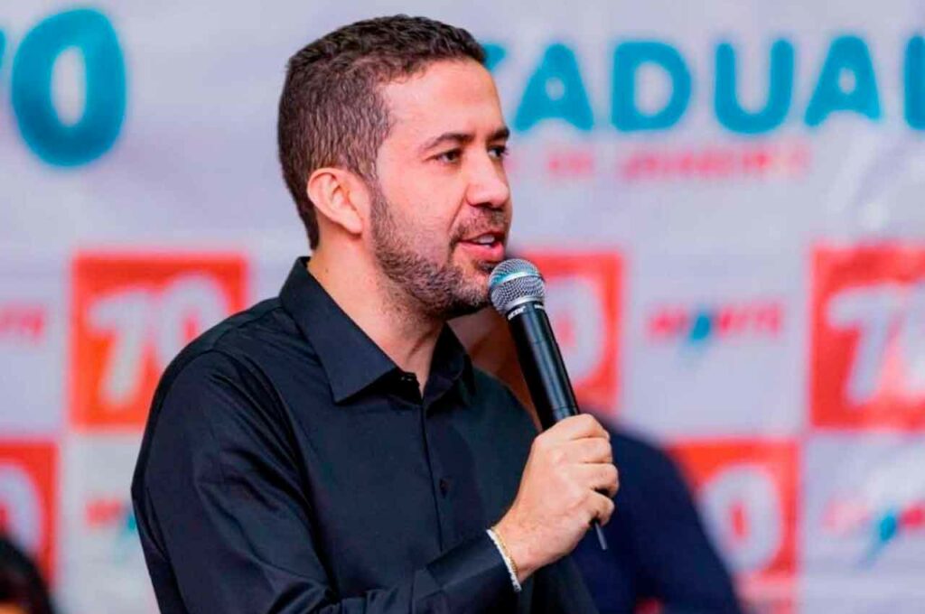 André Janones vai à sede da Caixa para tratar sobre empréstimo de R$ 1.000