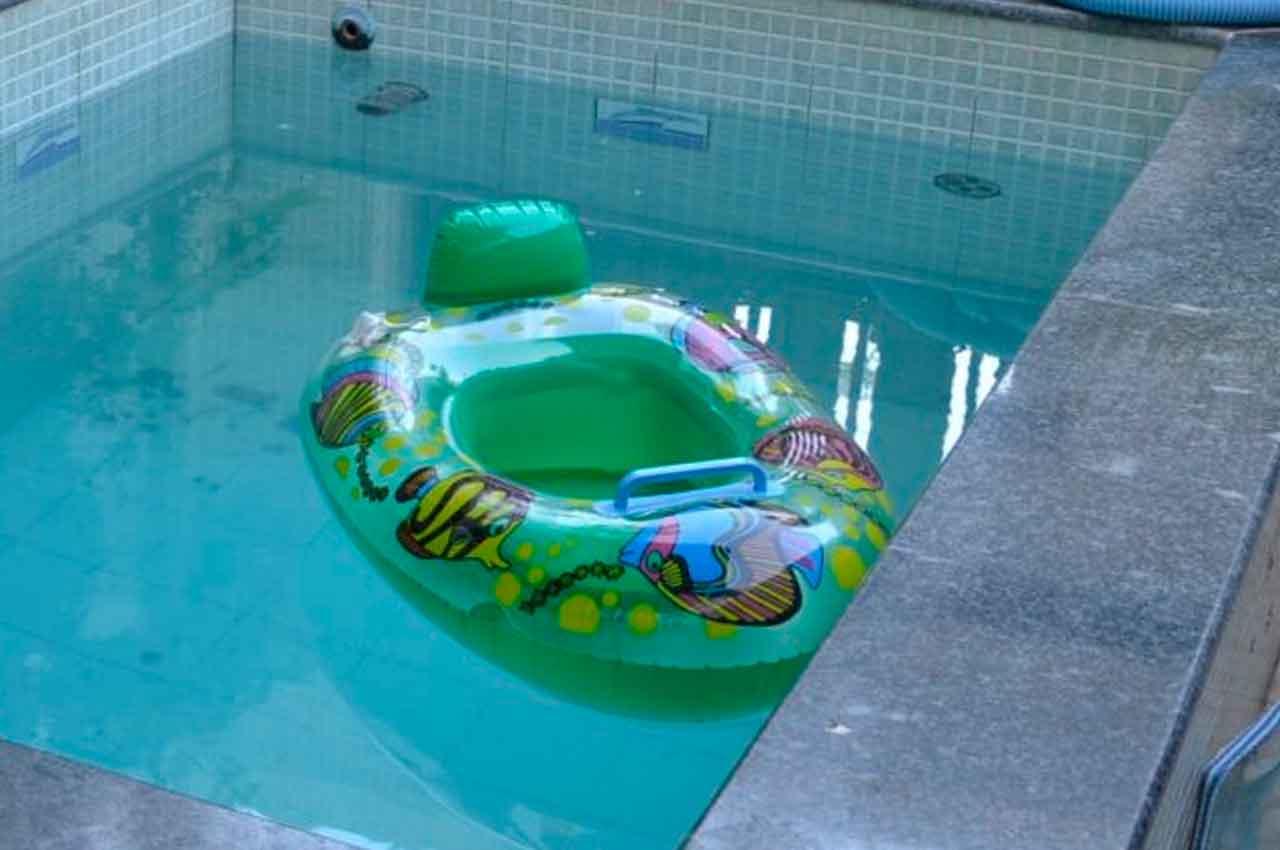 Criança de dois anos morre afogada em piscina de residência | © Ilustração