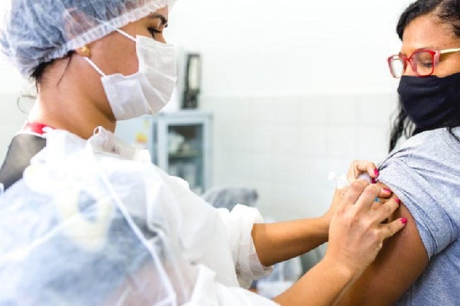 Enfermeira imunizando mulher em Maceió | © Assessoria 