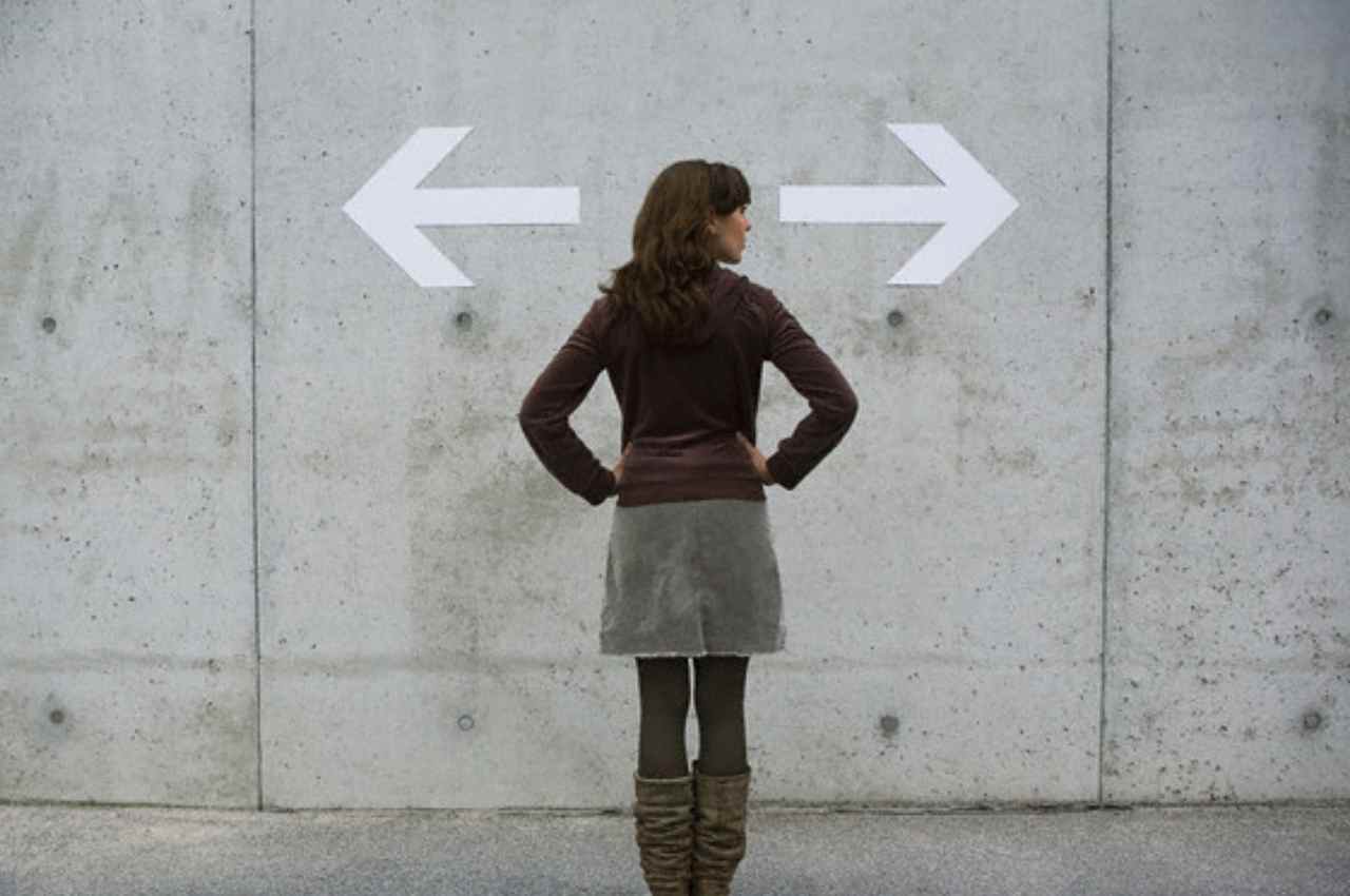 Mulher escolhendo qual direção seguir | © Reprodução/Internet
