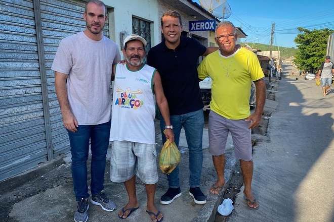 Olavo Neto e Remi Filho doando peixes em Murici | © Reprodução/Instagram 