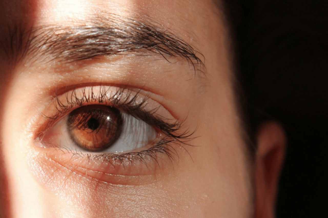 O tremor nos olhos, geralmente, é causado pelo excesso de estresse e poucas horas de sono | © Imagem/Reprodução