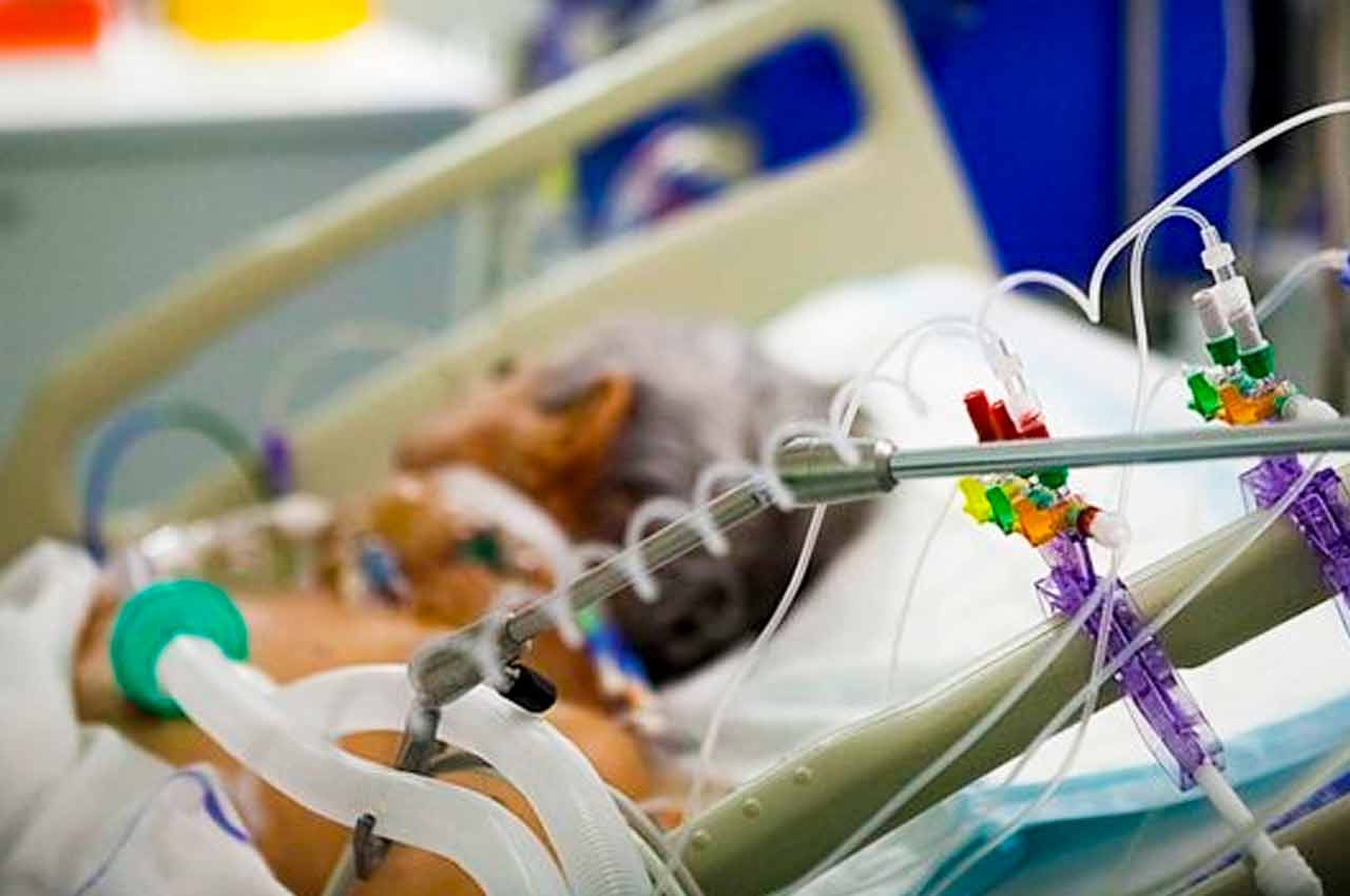 Paciente em hospital fazendo uso de respirador | © GETTY IMAGES