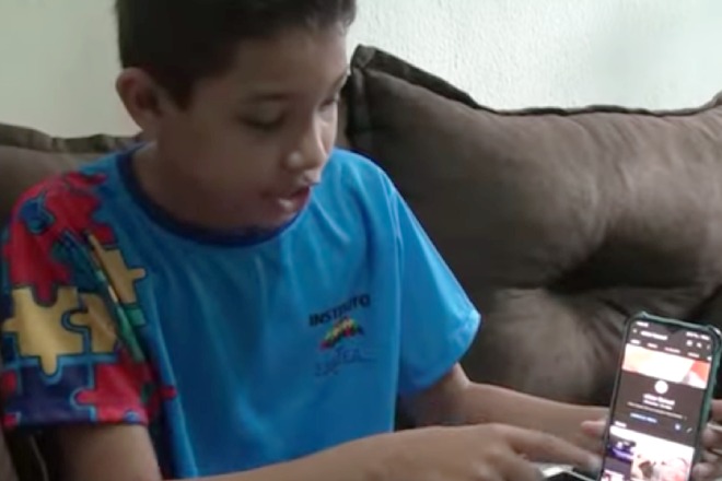 Criança autista cria canal no YouTube e viraliza nas redes sociais