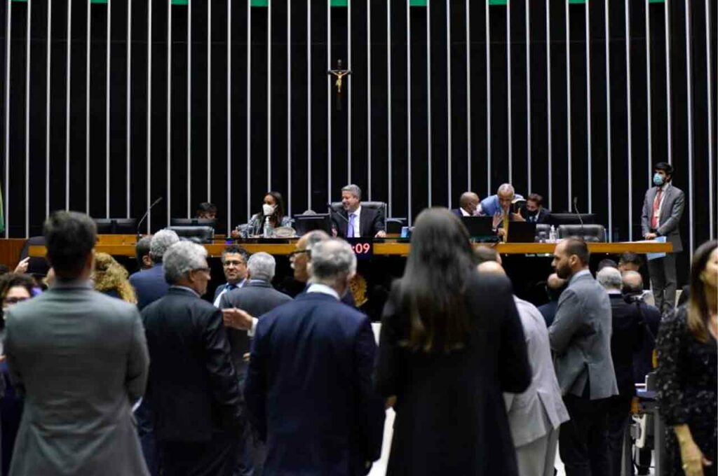 Comissão de Constituição e Justiça adia votação da PEC 206/19