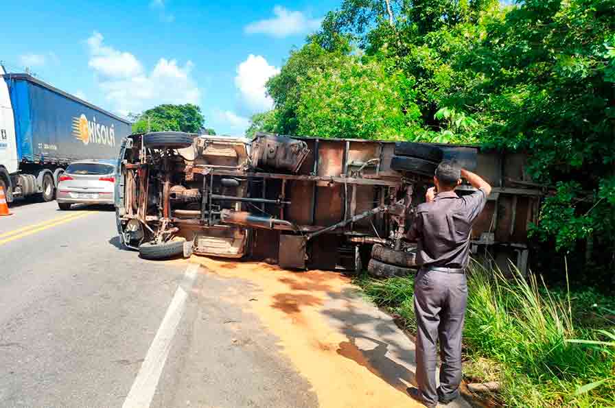 Com o impacto da colisão, o caminhão tombou às margens da via | © CBMAL