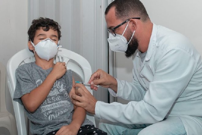 Criança sendo vacinada contra a Covid-19 | © Assessoria 