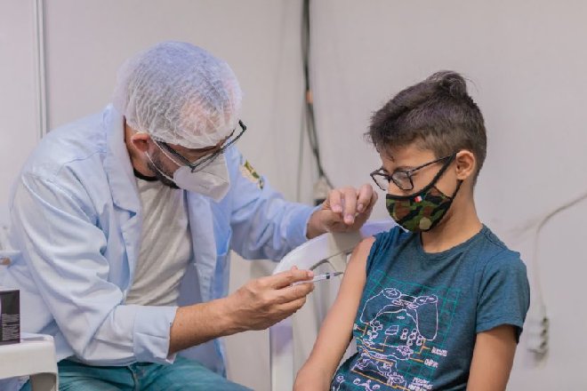 Criança seno vacinada | © Assessoria