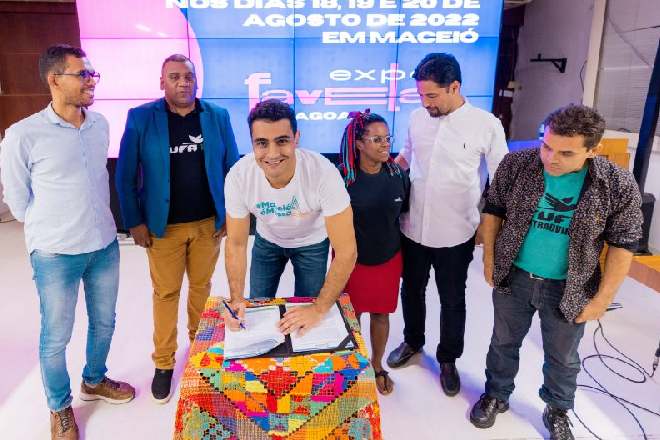 JHC assinando documento | © Assessoria 