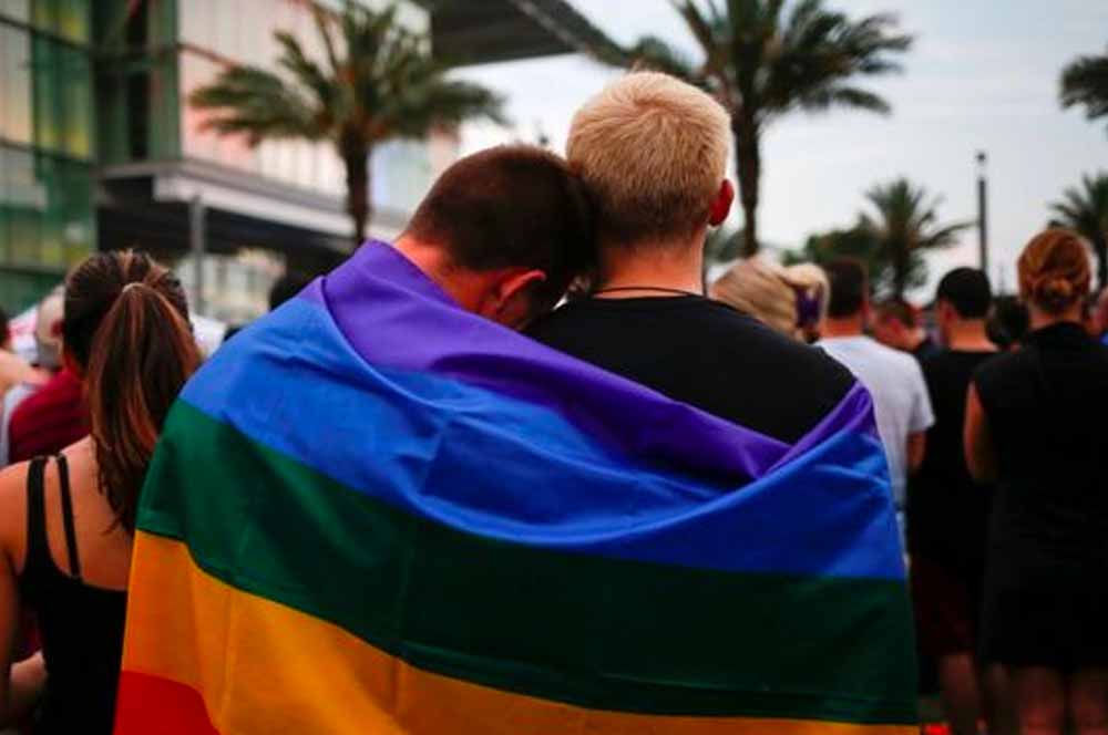 Pessoas com a bandeira LGBTQIA - @Reprodução