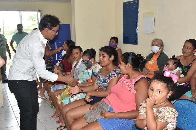 Marcos Silva visita UBS e ouve solicitações de mães que utilizam unidade