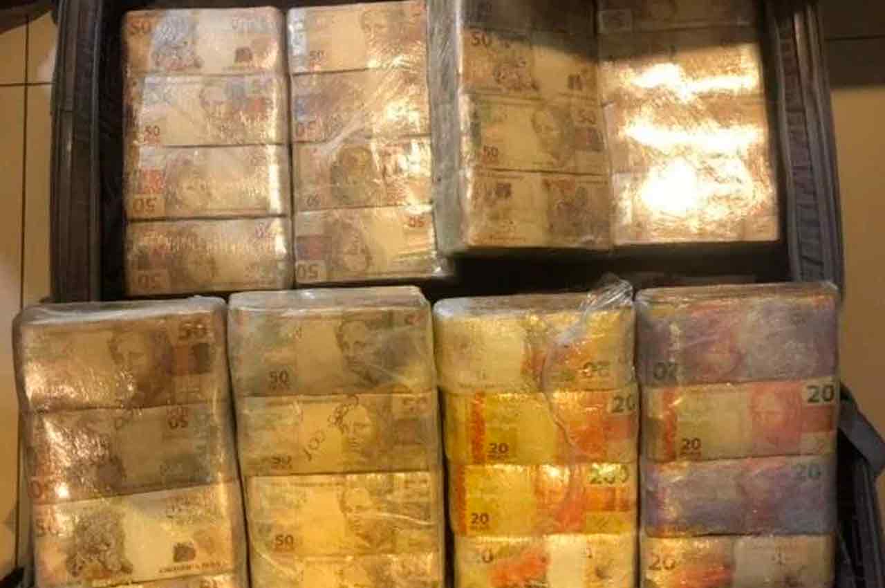 Dinheiro foi encontrado em casa de investigado em Goiânia | © Reprodução