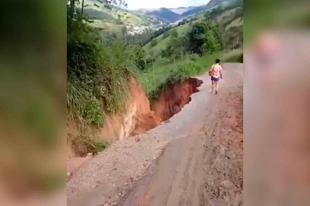 Erosão em estrada de Santana do Mundaú | © Reprodução