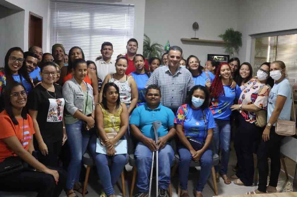 Vereadores e prefeito com mães de autistas em União dos Palmares | © Reprodução