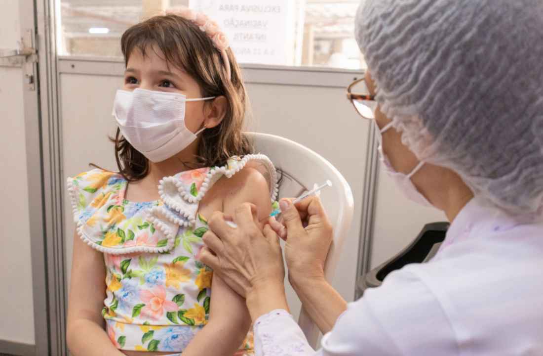 Criança sendo imunizada contra a Covid-19 | © Assessoria 