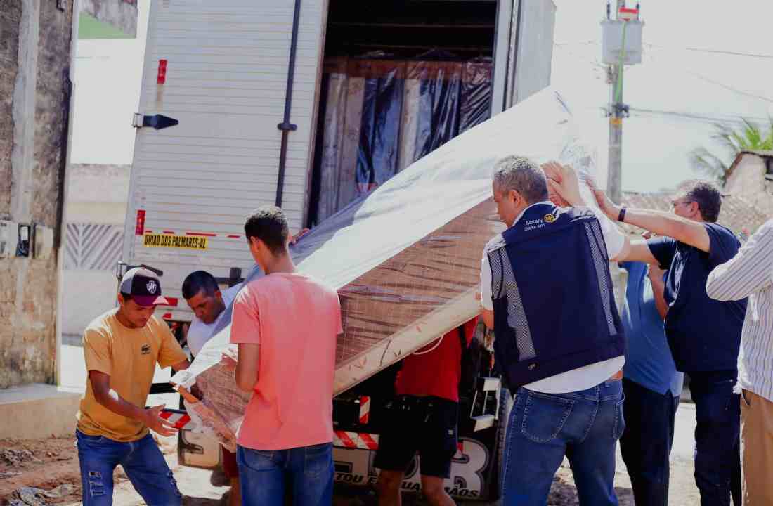Entrega de camas box a famílias afetadas por enchente em União dos Palmares | © Assessoria 