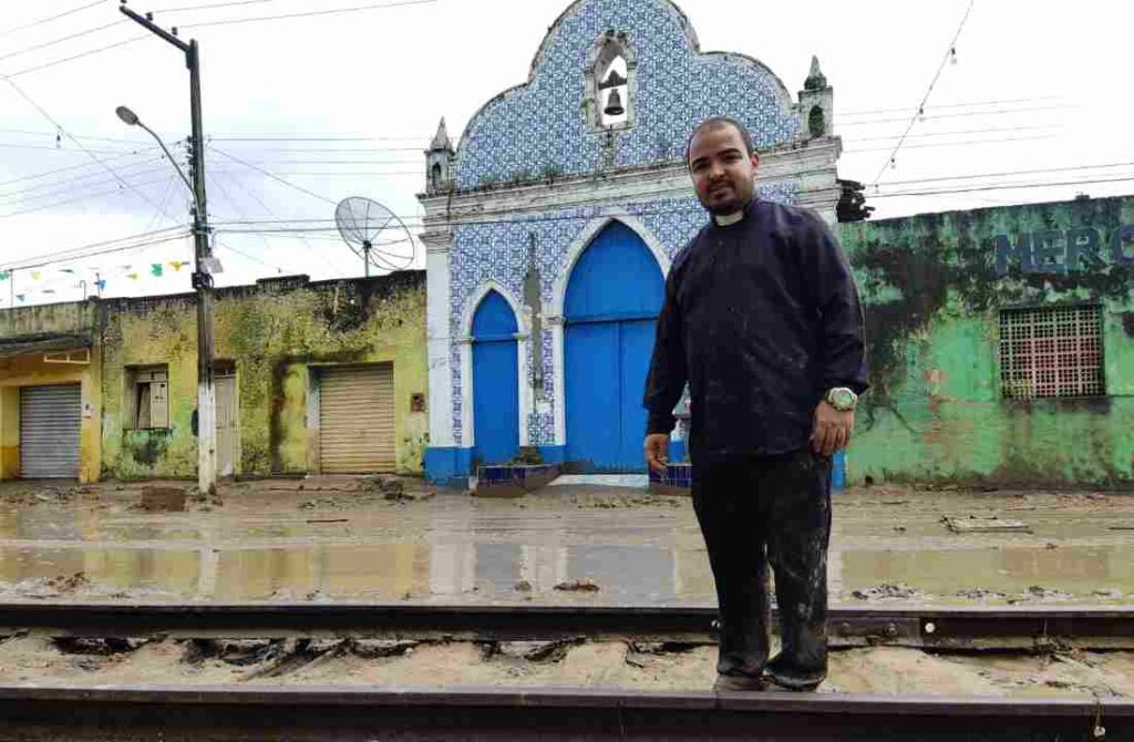 Enchente atinge igreja, destrói casas e deixa desabrigados em Rocha Cavalcante