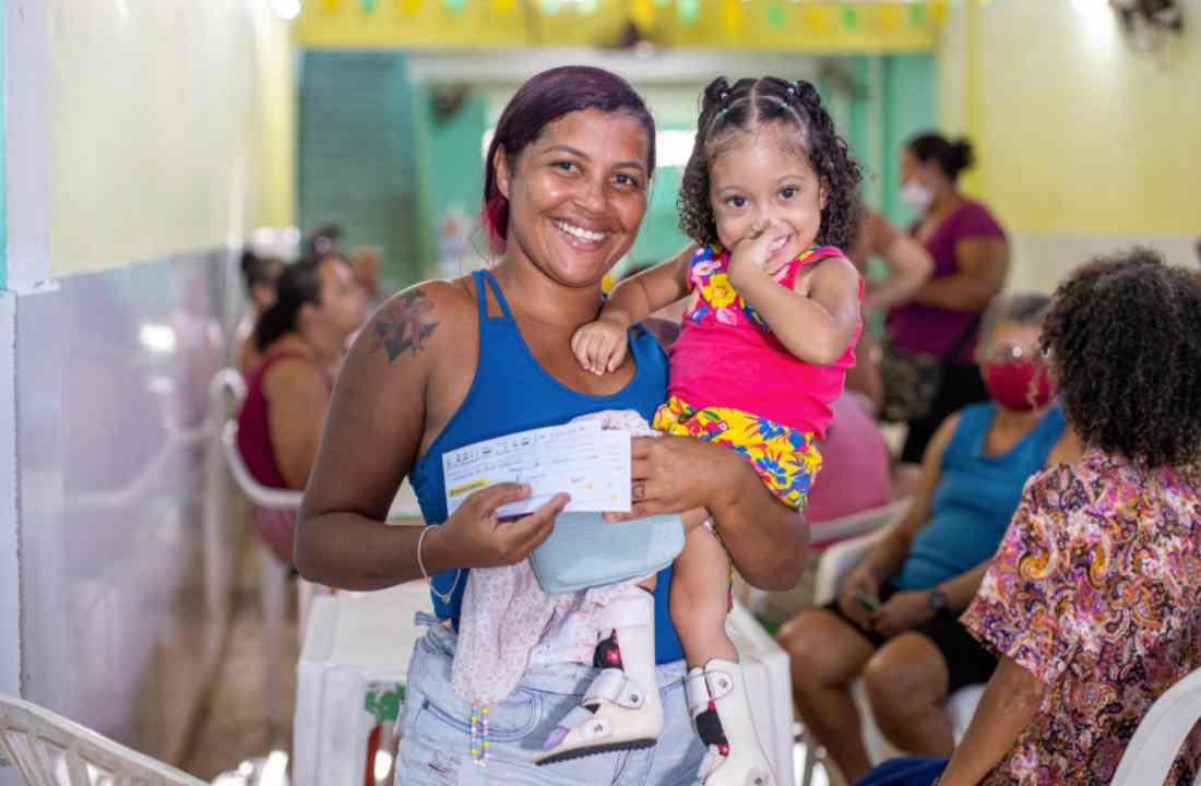 Lucineide Ferreira e a filha, Mallu Vitória, no dia em que receberam o auxílio | © Assessoria 