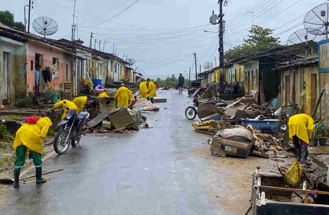 Equipe da infraestrutura de Murici retirando entulhos de ruas do município | © Assessoria 