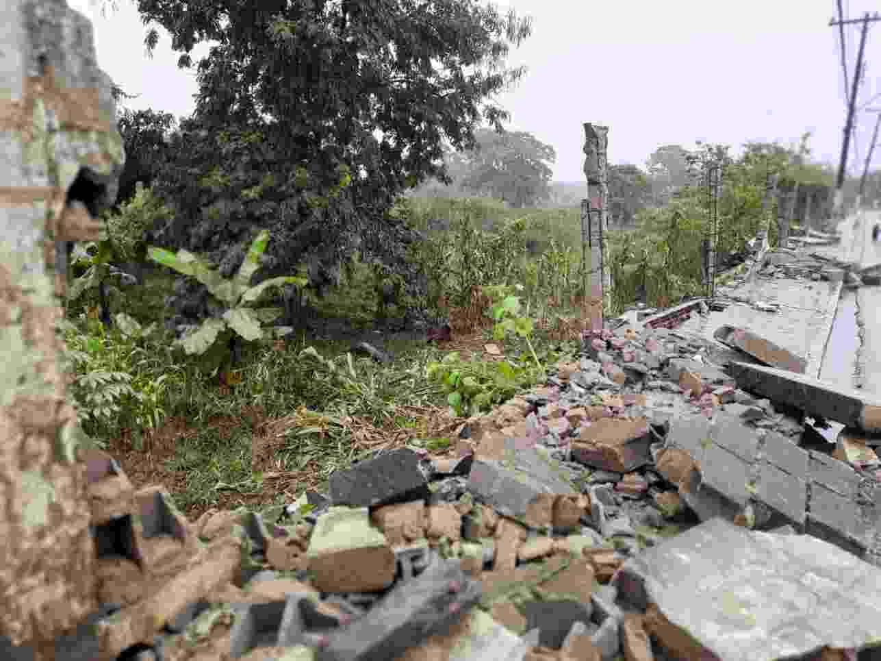 Muro da empresa ficou destruído e outra parte comprometida | © Johny Lucena 