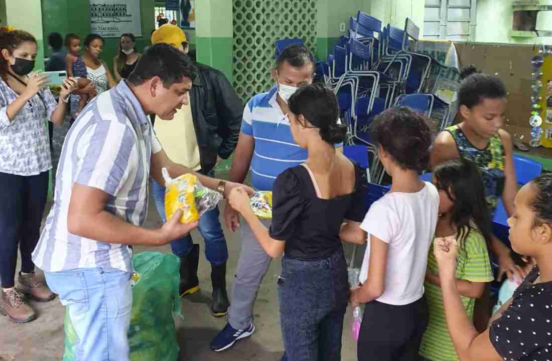 Vereador Nenzinha, distribui alimentos para famílias afetadas por chuvas em União dos Palmares | © Assessoria 