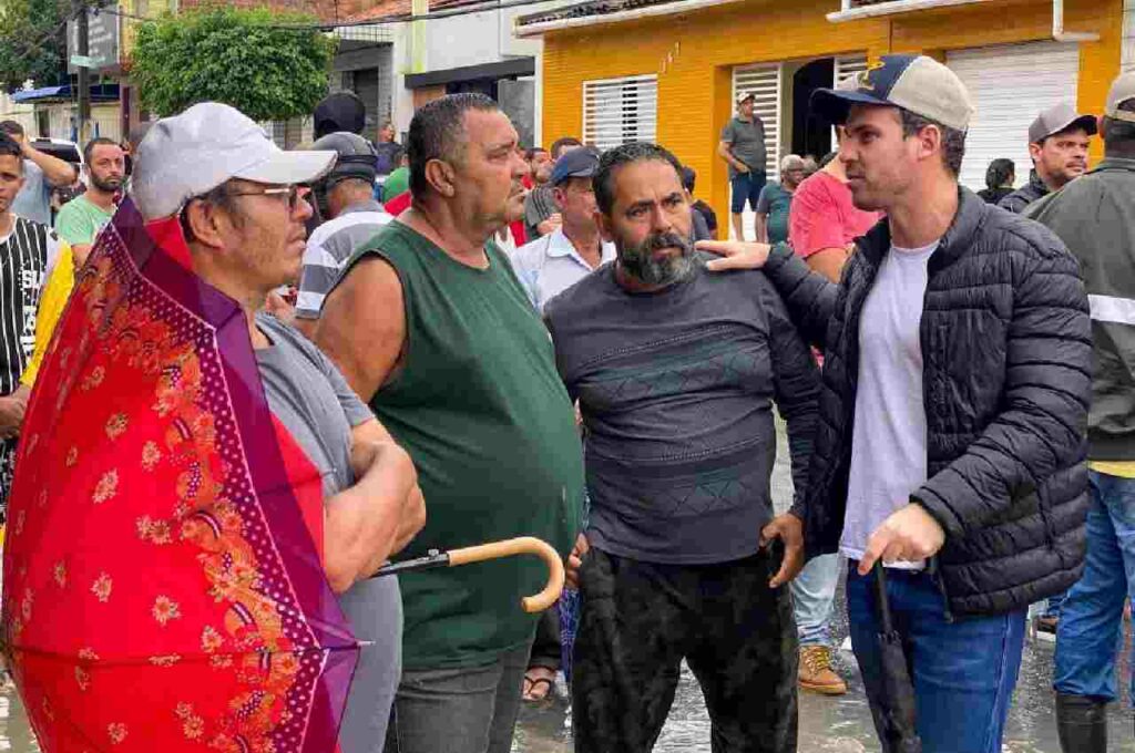 Olavo Neto acompanha a Defesa Civil no serviço de amparo a famílias alagadas em Murici