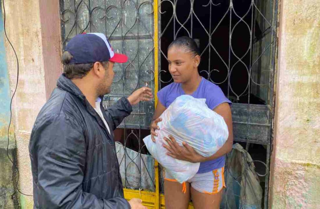 Prefeitura de Murici entrega cestas básicas e itens de limpeza às vítimas da enchente
