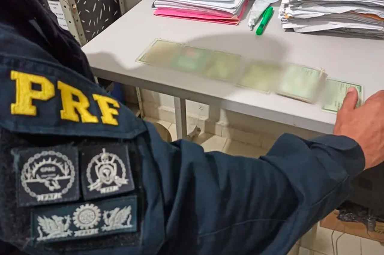PRF prende mulheres com documentos falsos | © Ascom PRF