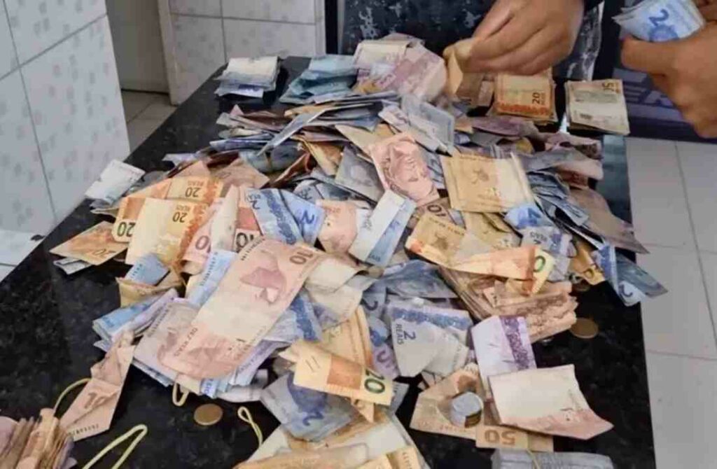Jovem rouba R$ 30 mil de padre e distribui parte do dinheiro para a população
