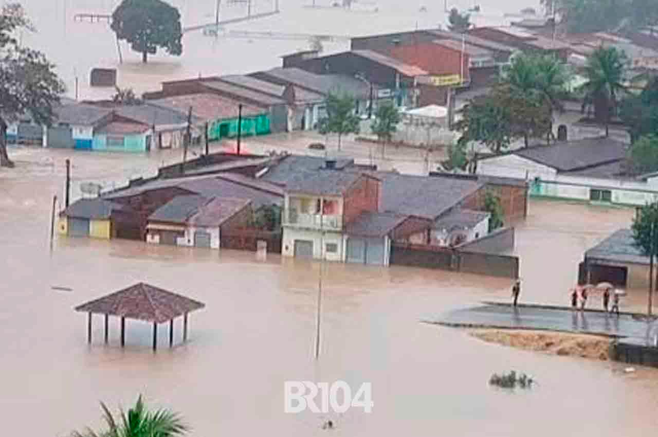 Rio Mundaú invade Branquinha | © Reprodução