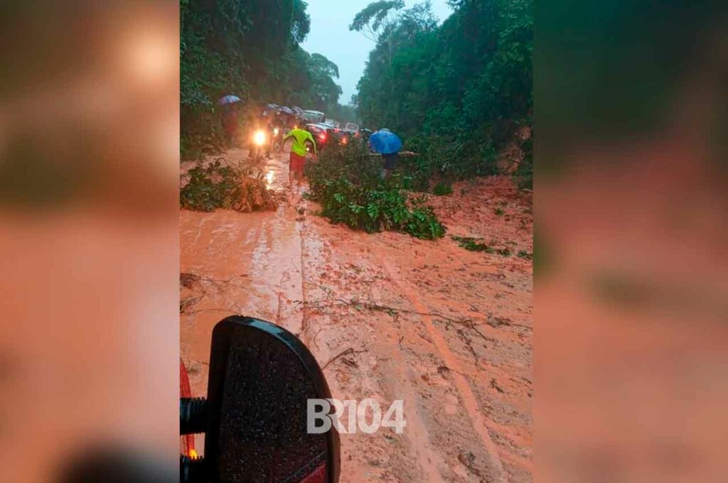 Murici: Barreira cai e trecho da BR-104 fica interditado