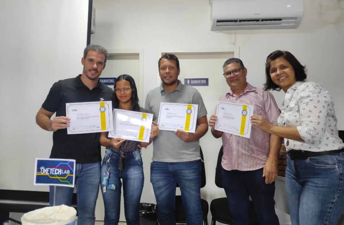 Prefeito de Murici Olavo Neto e vice Remi Filho entregam certificados a alunos do programa Oxetech em Murici | © Assessoria 
