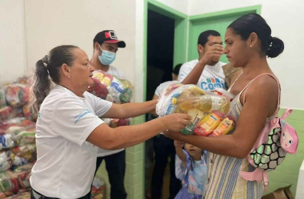 Secretaria de Assistência Social realizando entrega dos kits de alimentação | © Assessoria