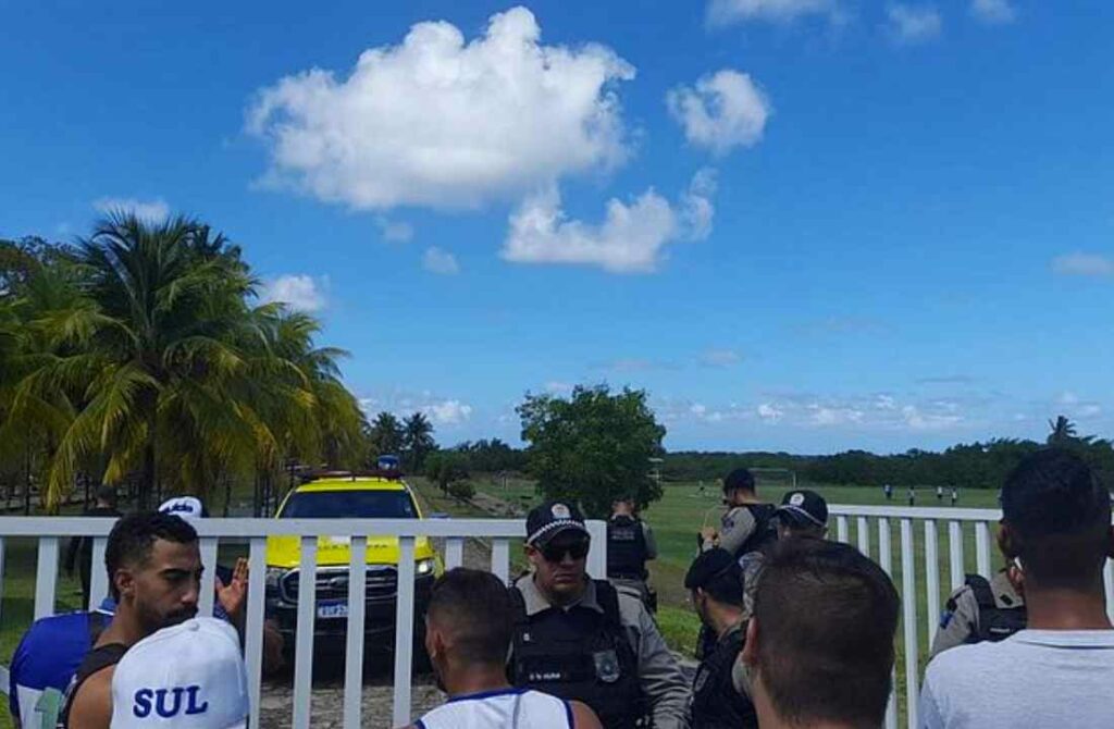 Torcedores da organizada tentam invadir treino do CSA para cobrar atletas e dirigentes