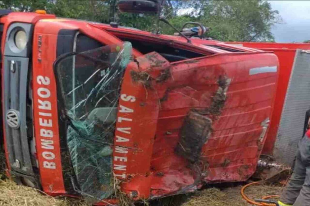 Viatura do Corpo de Bombeiros de União tomba com quatro militares, em Joaquim Gomes