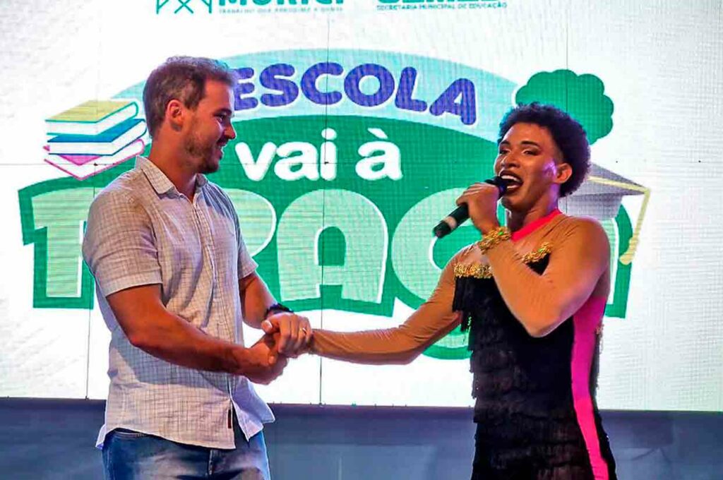 Projeto “A Escola Vai À Praça” reúne exposições, música e cultura em praça pública, em Murici