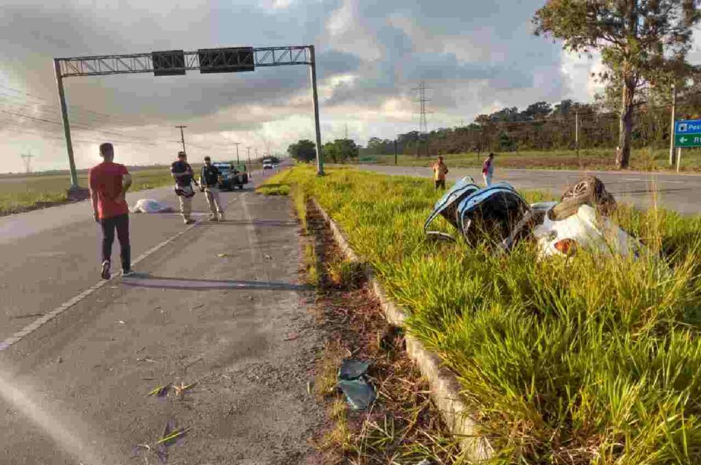 Jovem de 23 anos morre após ser arremessado de carro em acidente na BR-104