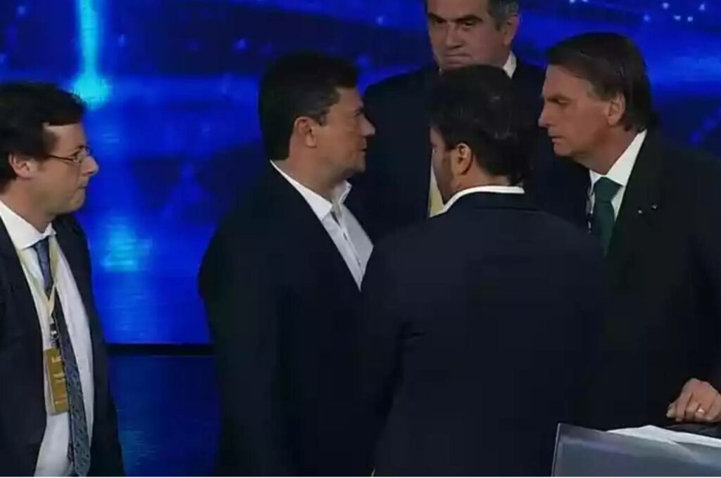 Sérgio Moro orienta Bolsonaro durante debate na Band