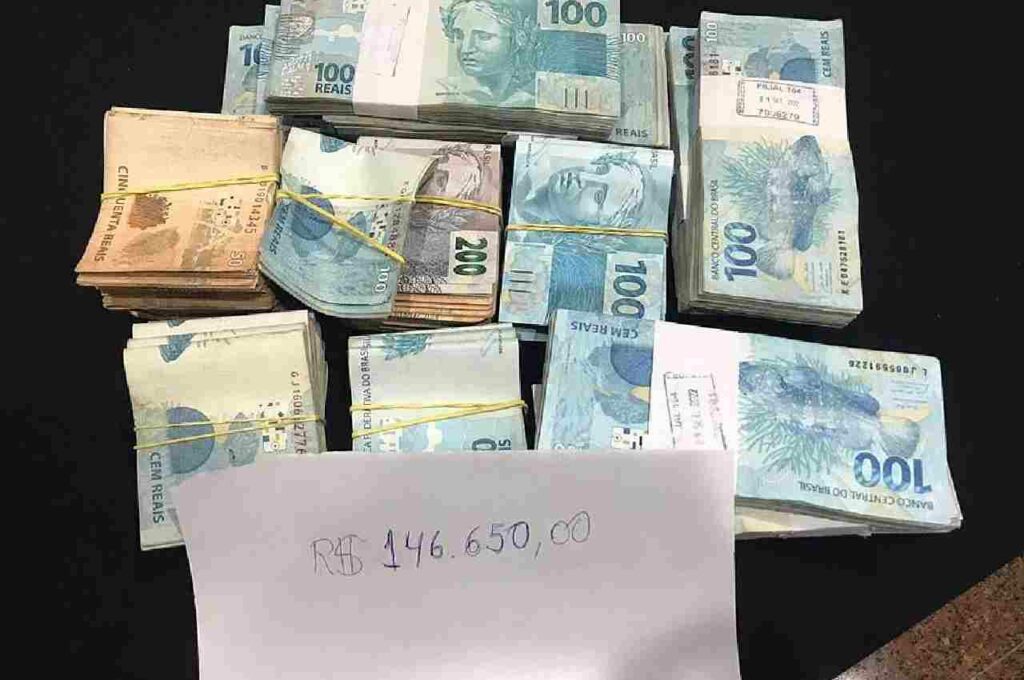 Dinheiro apreendido pela PF | © Reprodução