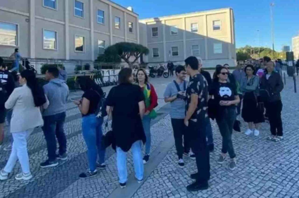 “Lula ladrão, seu lugar é na prisão”, declaram eleitores brasileiros em Lisboa