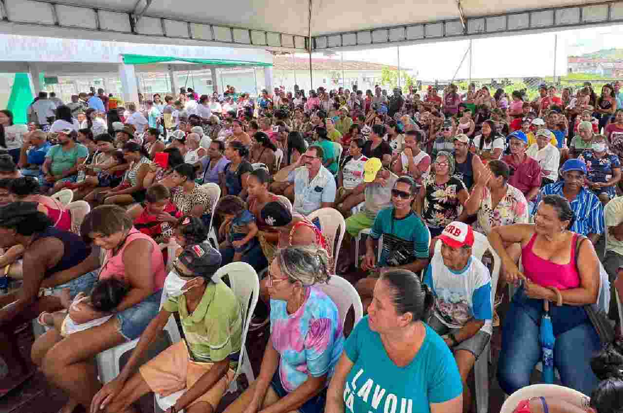 Família beneficias com cestas básicas e kits e de higiene e limpeza | © Assessoria