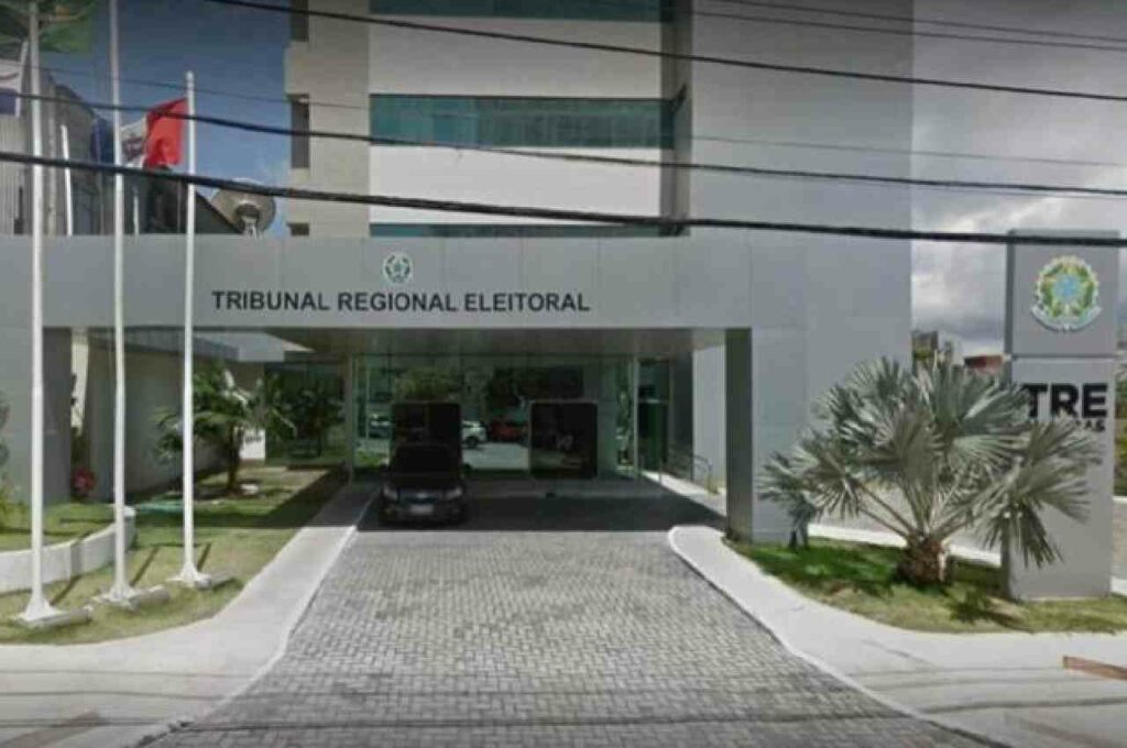 Justiça Eleitoral pune, multa e pode retirar do ar rede social de Renan Calheiros por fake news contra Rodrigo