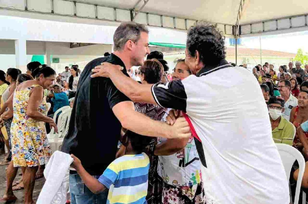 Olavo Neto distribui kits de alimentação para famílias carentes de Murici