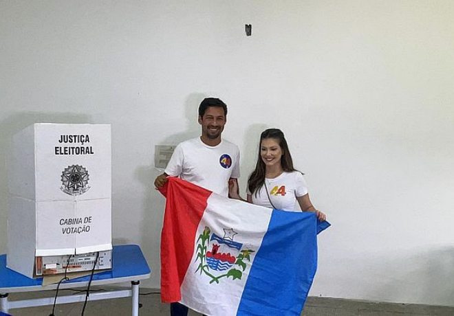 Rodrigo Cunha e a namorada em seção de votação | © Assessoria 