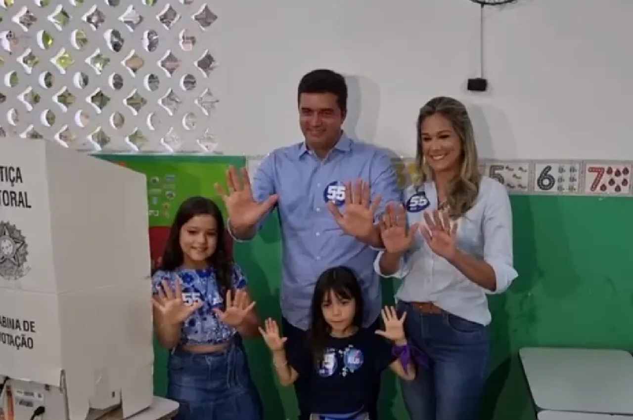 Rui Palmeira, com filhas e namorada durante votação | © Reprodução