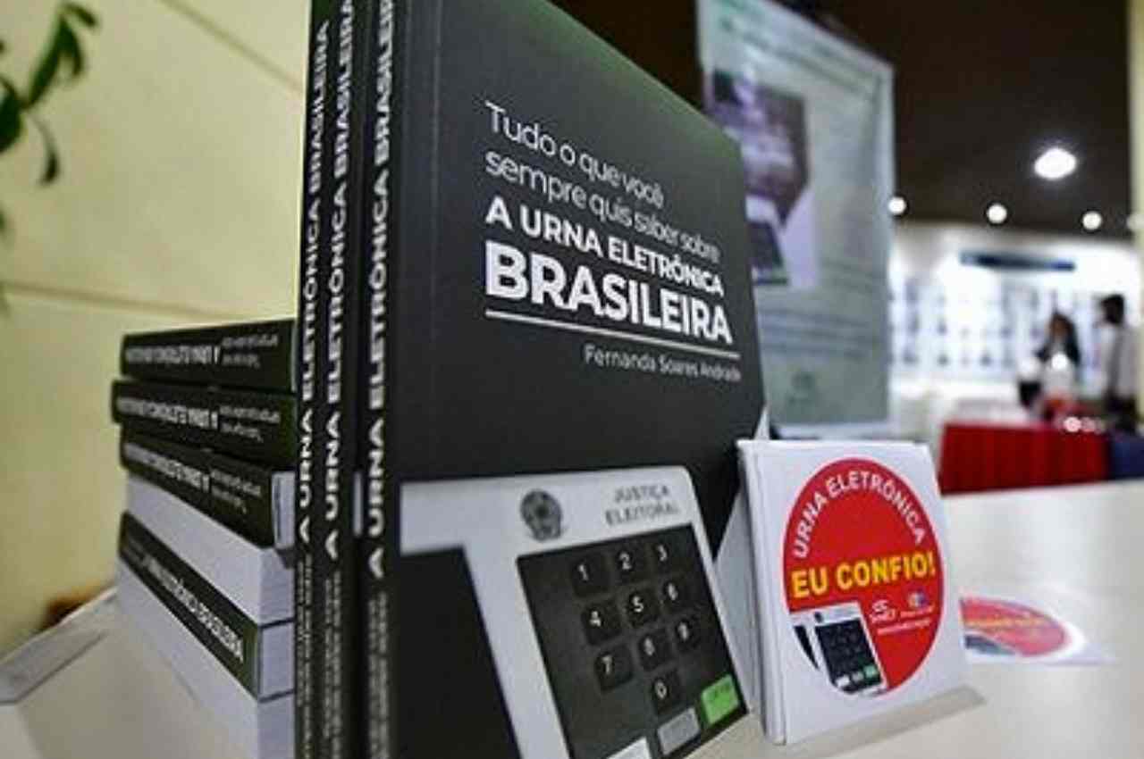 Livro Tudo o que você sempre quis saber sobre a urna eletrônica brasileira | © Reprodução 