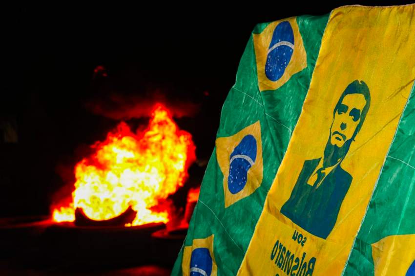 Manifestantes atearam fogo em pneus - @Oziel Nascimento