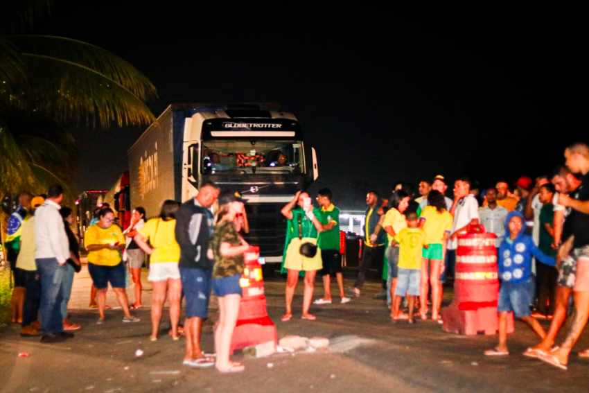 Manifestantes bloqueiam rodovia | © Oziel Nascimento