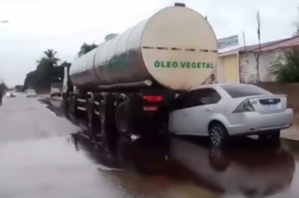 Jovem morre após colidir carro na traseira de uma carreta neste sábado (5), em Rio Largo